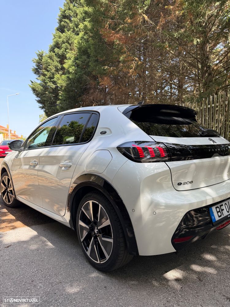 Peugeot e-208 GT - 8