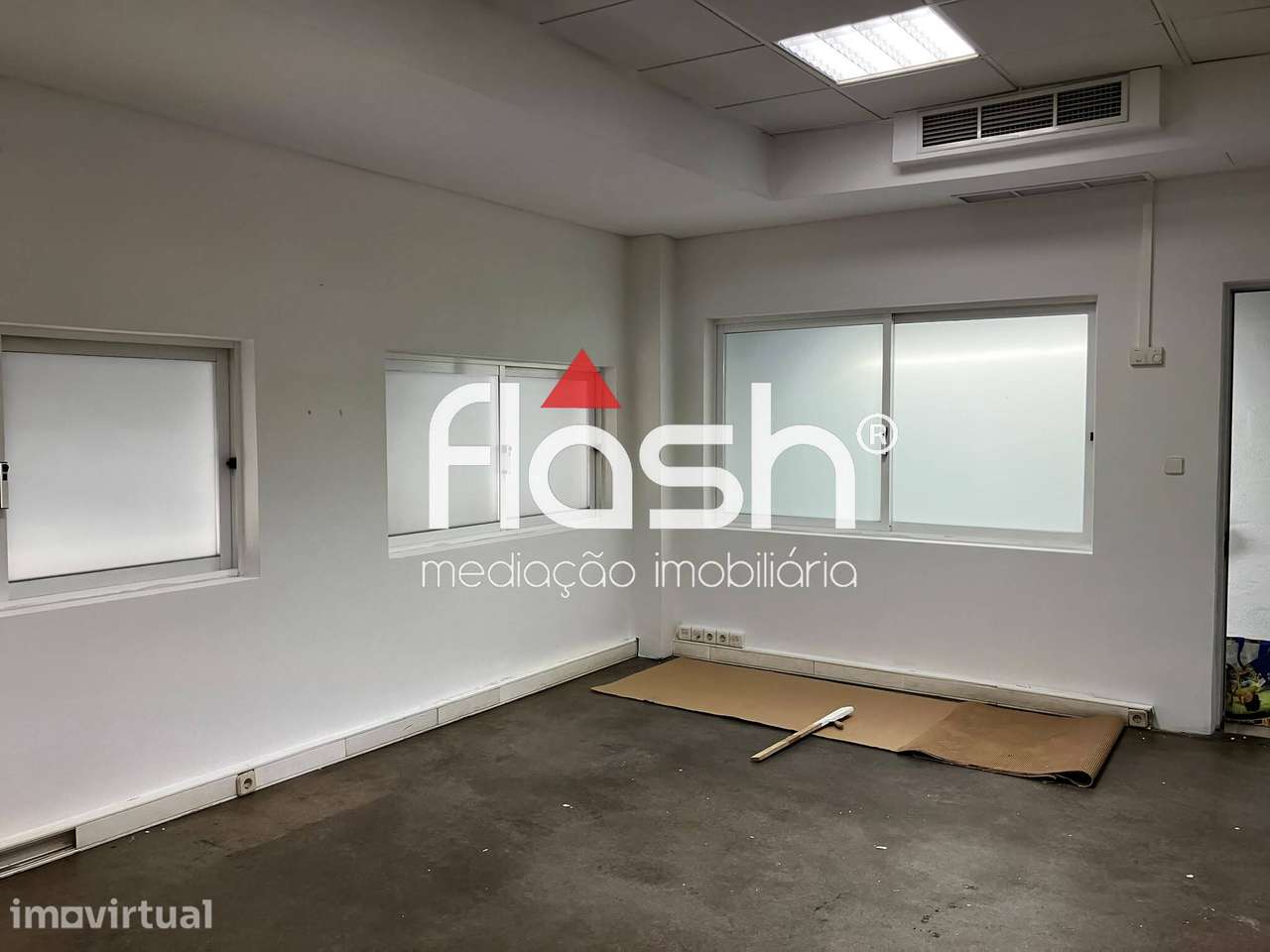 Armazém em Edifício empresarial no Cacém - Grande imagem: 2/9