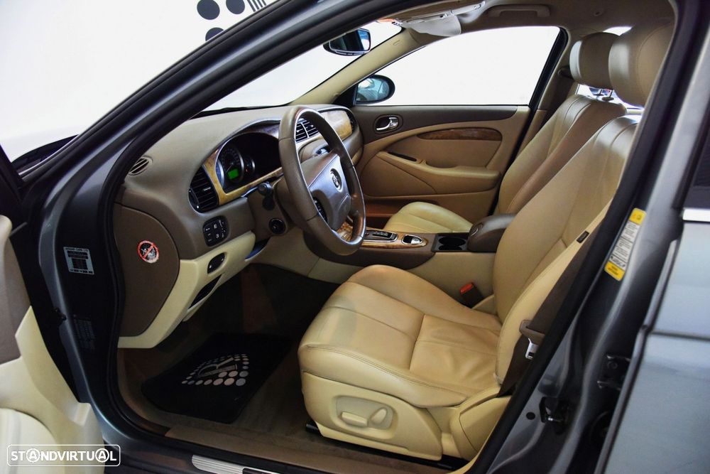 Jaguar S-Type 2.7 D V6 Executive Auto. - 19