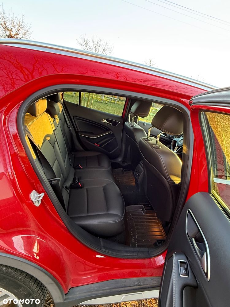 Mercedes-Benz GLA 250 4Matic 7G-DCT - 11