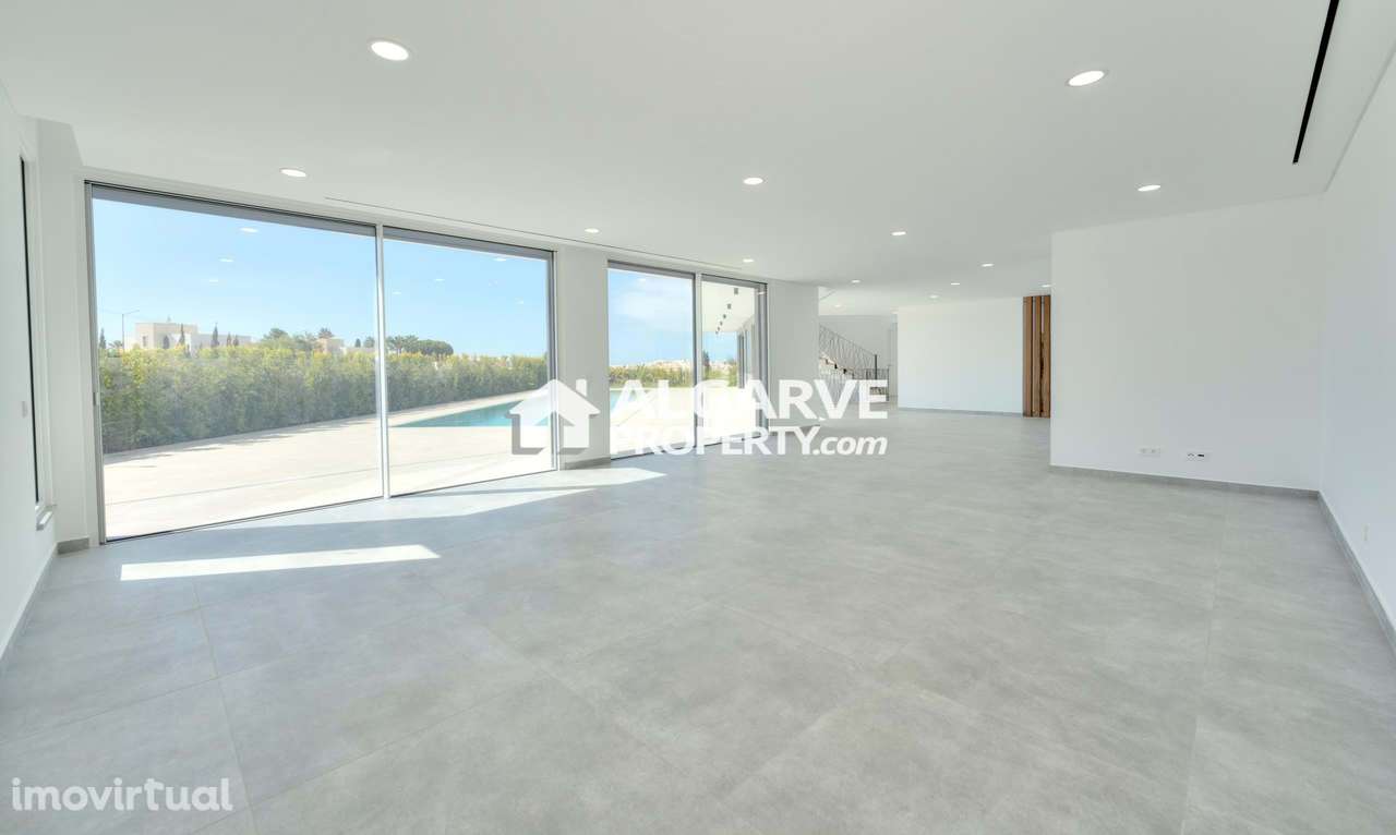 Fantástica Moradia V4 Chave na Mão perto da Praia na Galé, Algarve - Grande imagem: 2/60