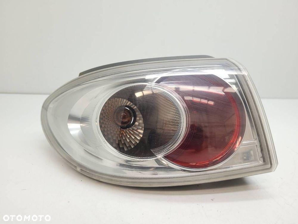 LAMPA TYŁ LEWA MAZDA 2 DY BIAŁA EUROPA 6M7113405AF - 1