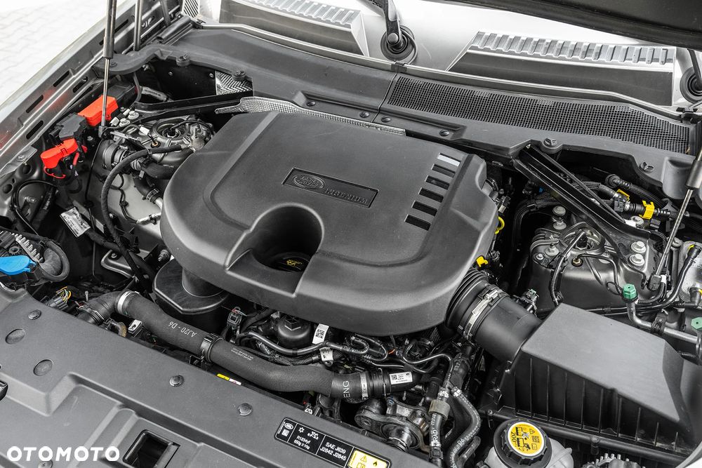 Land Rover Defender 110 D250 X-Dynamic SE - 28