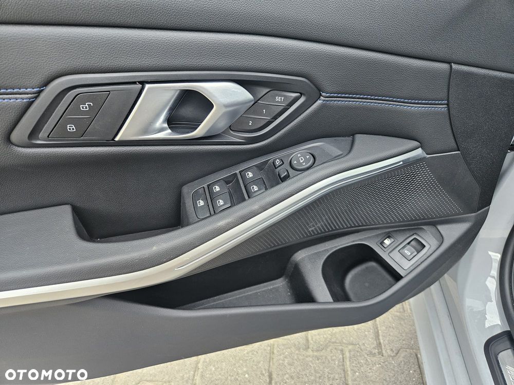 BMW Seria 3 330e PHEV M Sport - 19