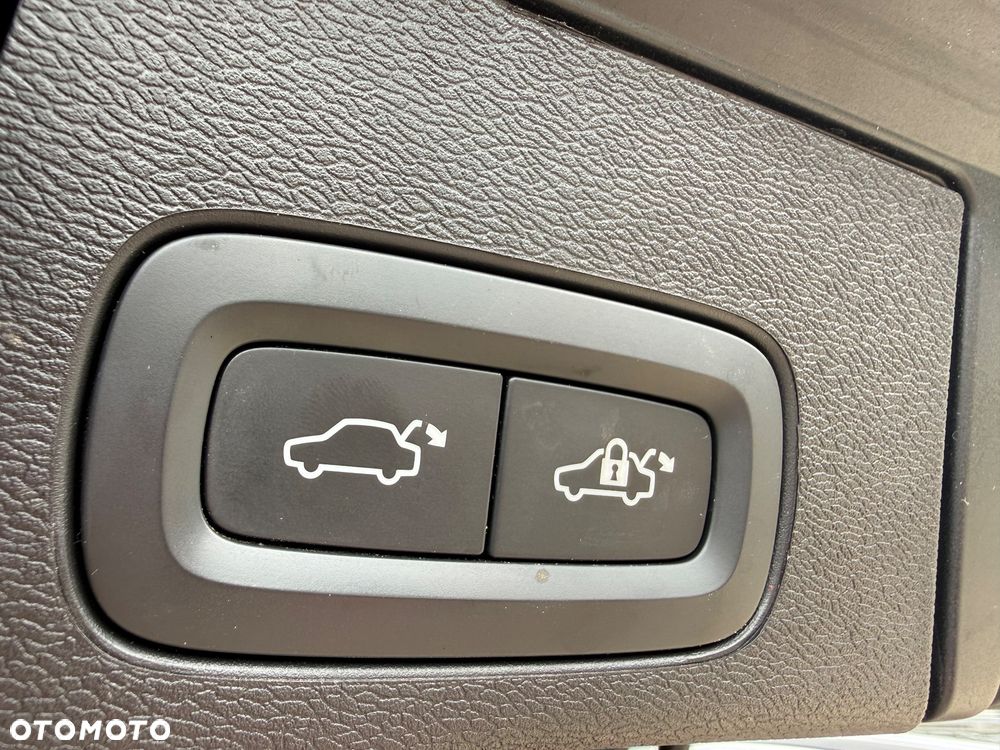 Volvo XC 60 B4 D Plus Dark - 33