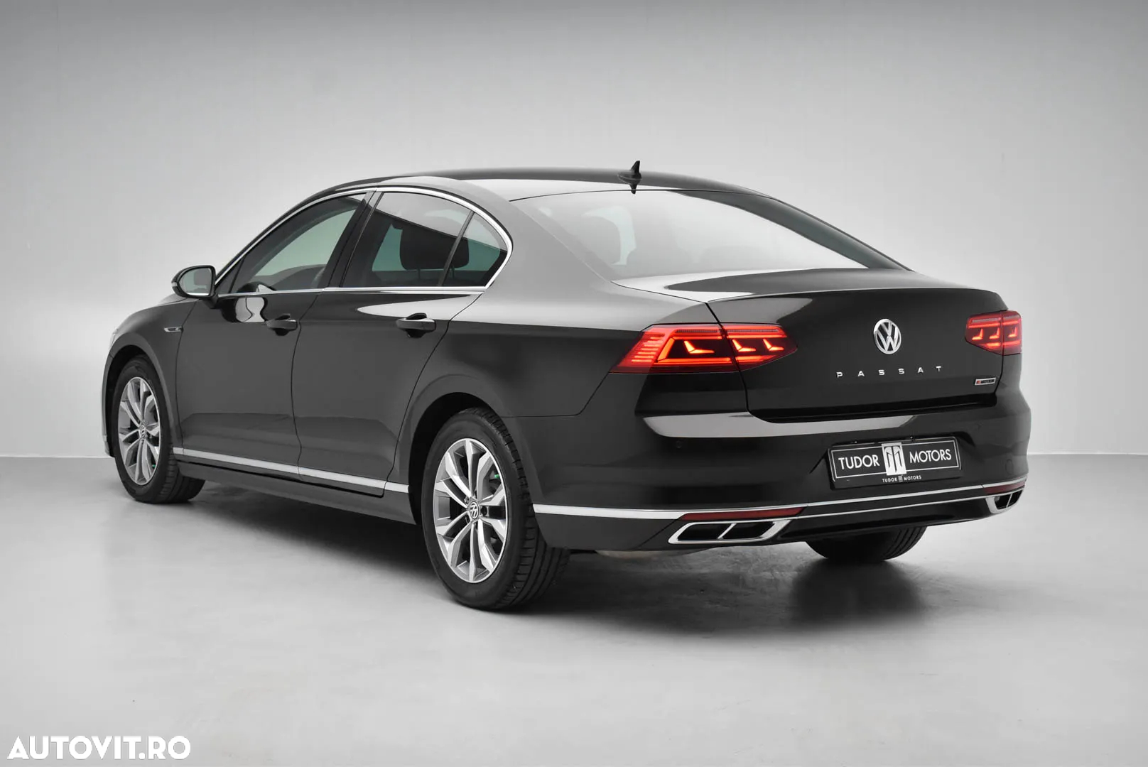 Volkswagen Passat 2.0 TDI DSG 4Motion R Executive - 4