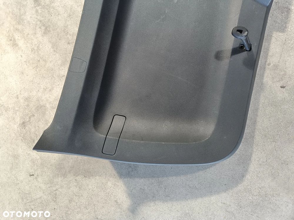 Tapicerka klapy bagażnika Skoda Karoq Boczek Plastik Osłona 57A867975 - 9