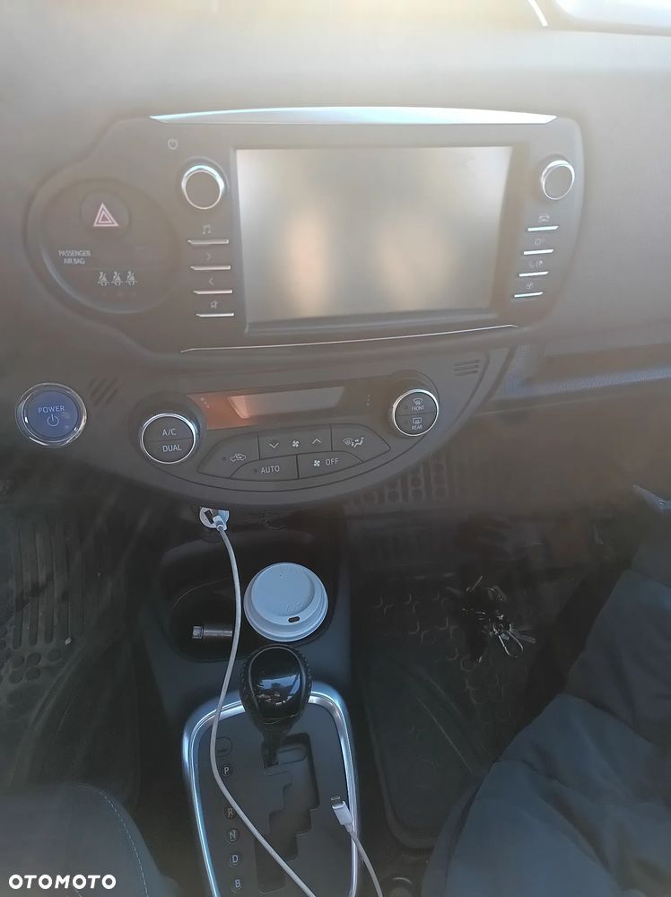 Toyota Yaris Hybrid 100 Active - 11