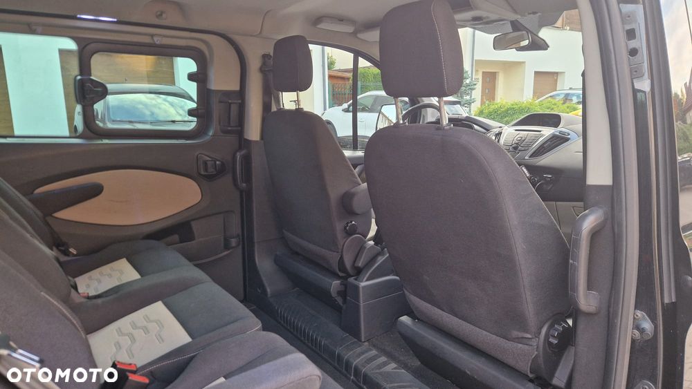Ford Tourneo Custom - 12