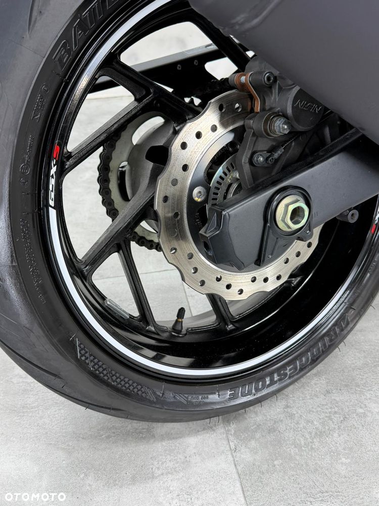Suzuki GSX - 13