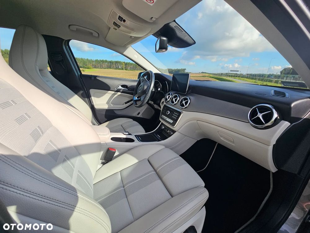 Mercedes-Benz GLA 180 7G-DCT - 9