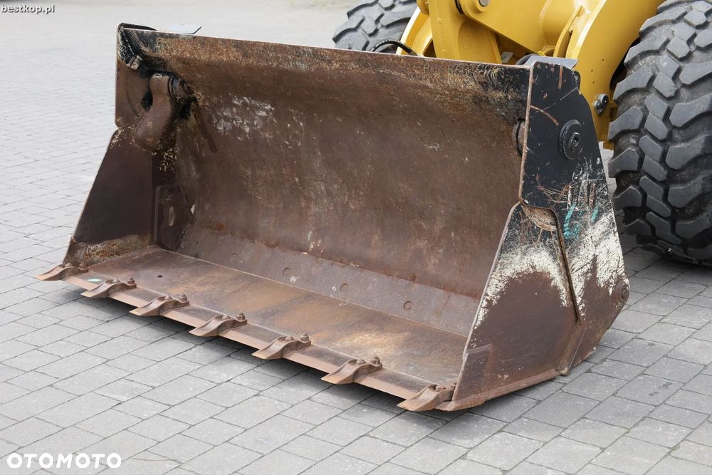 Caterpillar CAT 906M - 18