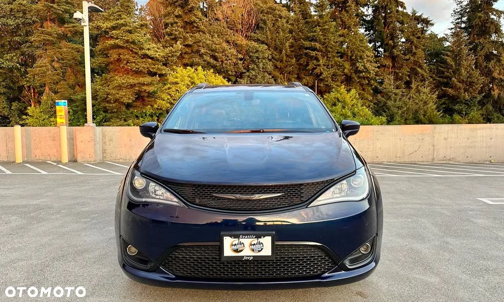 Chrysler Pacifica - 2