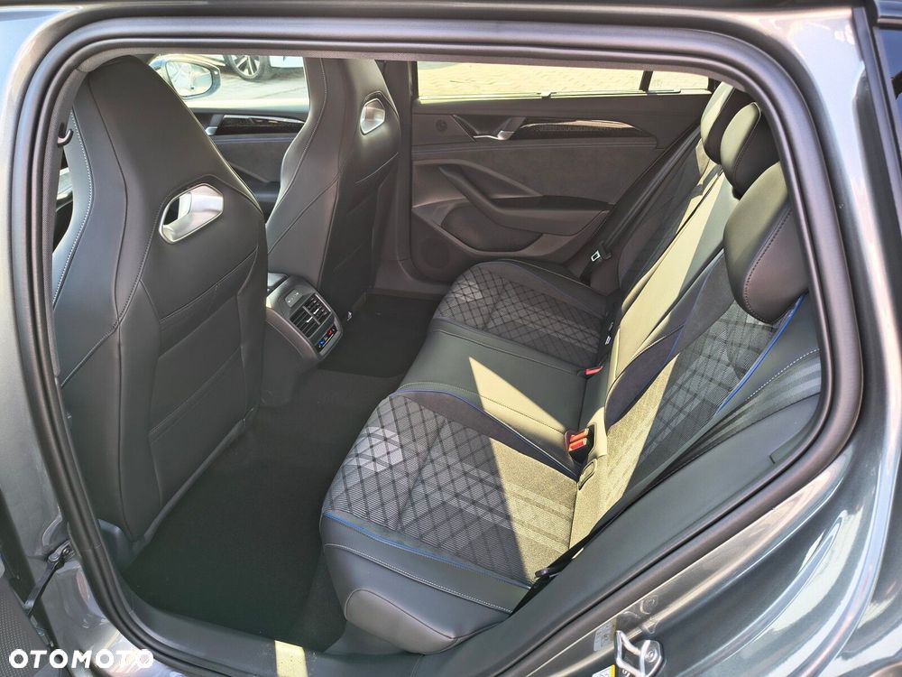 Volkswagen Passat - 11