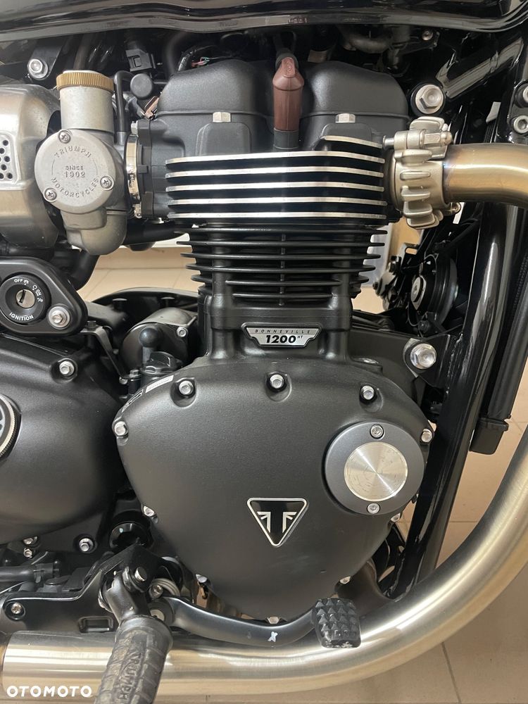 Triumph Bonneville Bobber - 8