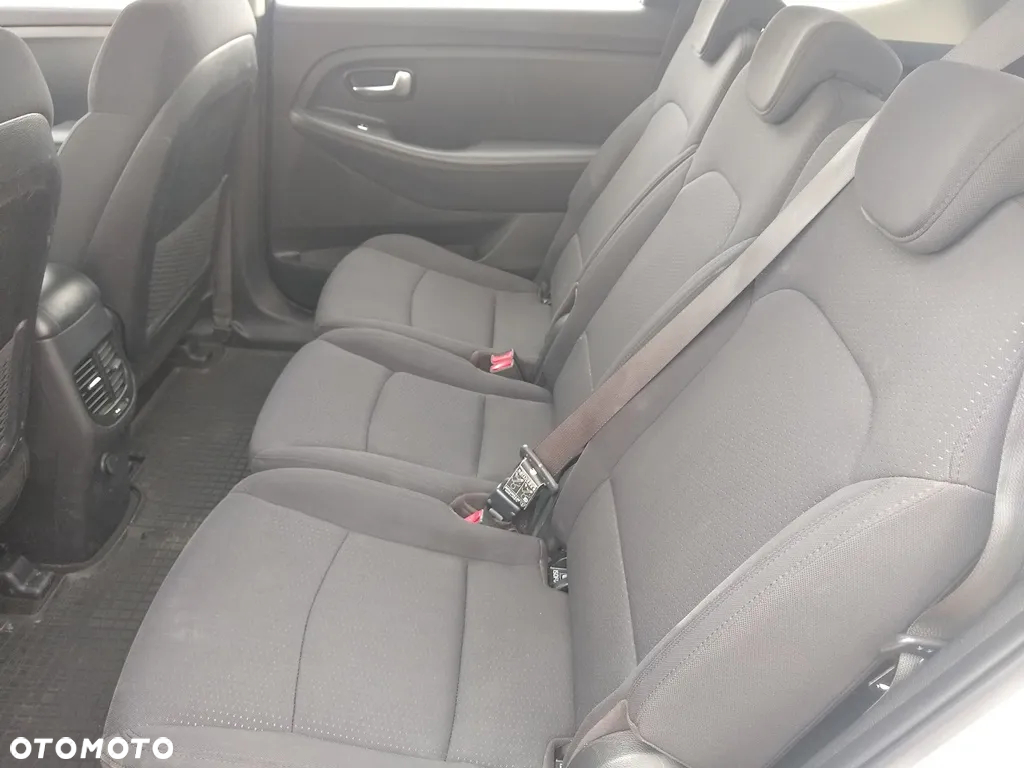 Kia Carens - 10
