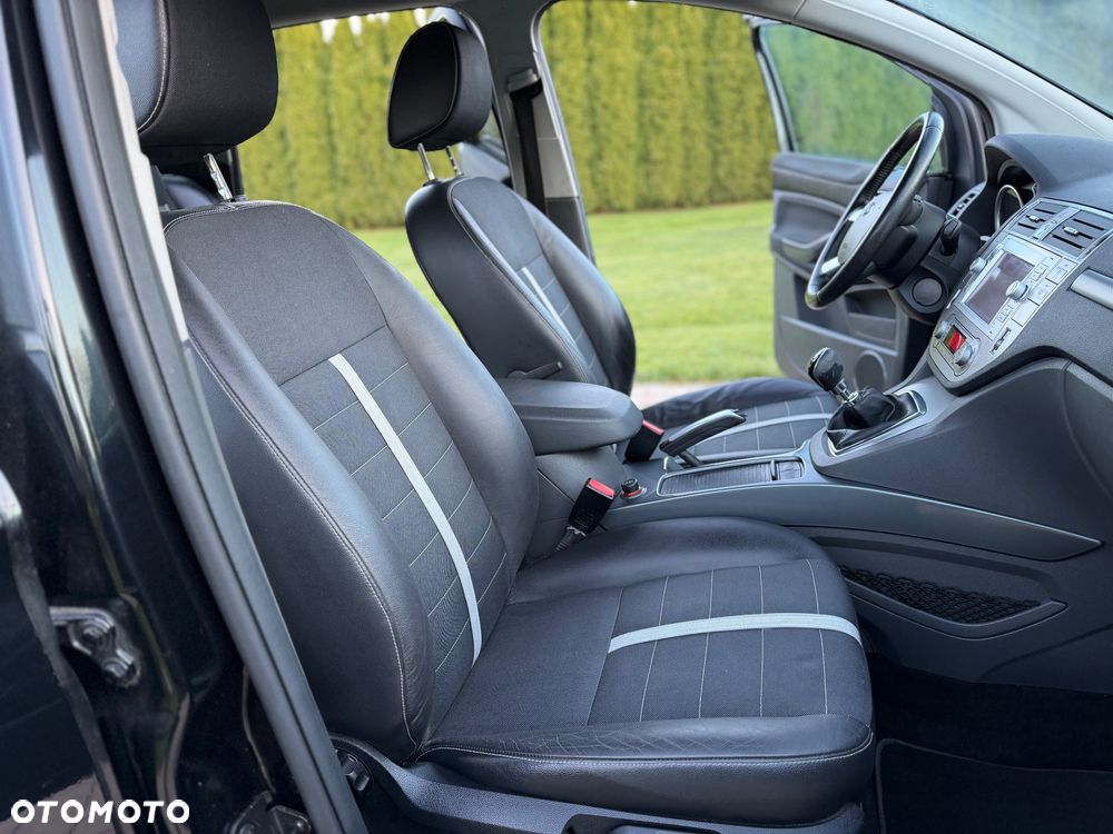 Ford Kuga 2.0 TDCi 4x4 Titanium - 34