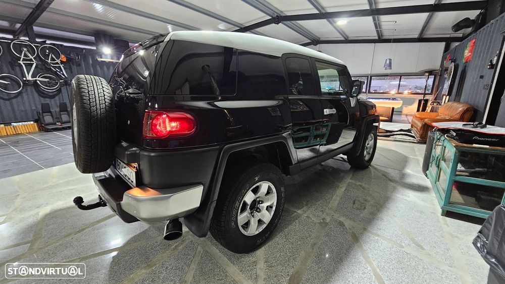 Toyota FJ Cruiser - 5