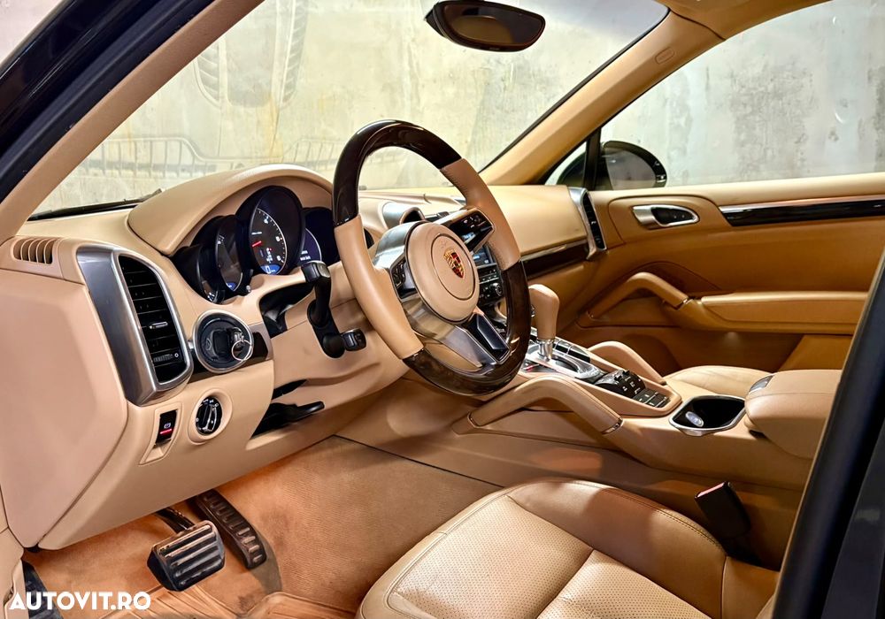 Porsche Cayenne 3.0 L - 6