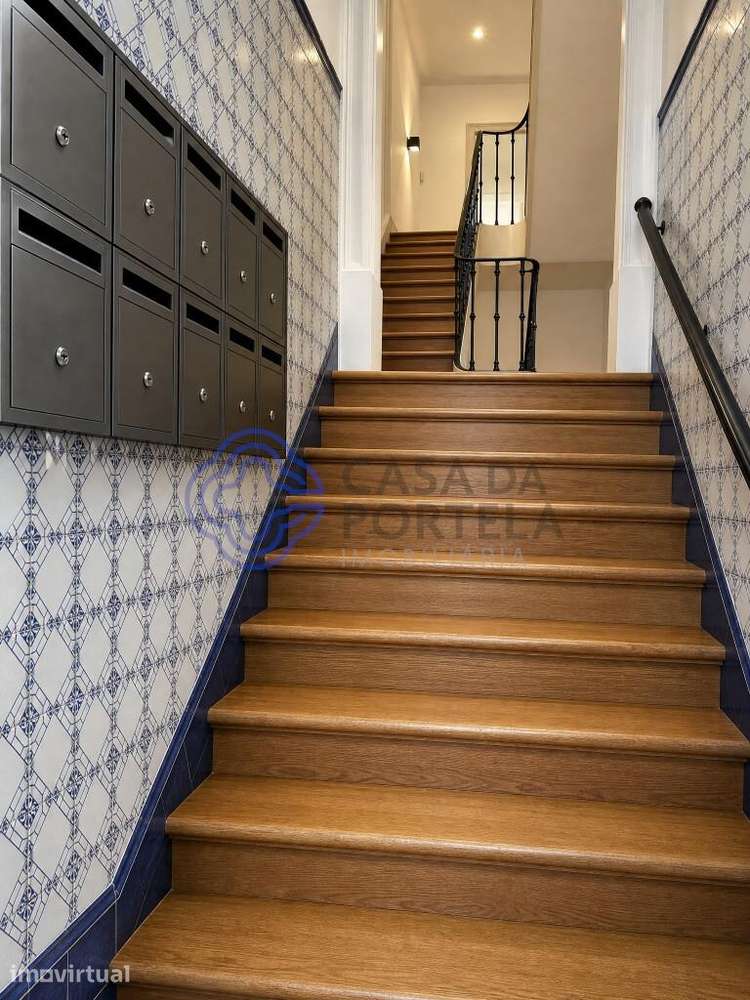 Apartamento T3 novo remodelado com logradouro de 15 m2 em prédio total - Grande imagem: 2/21