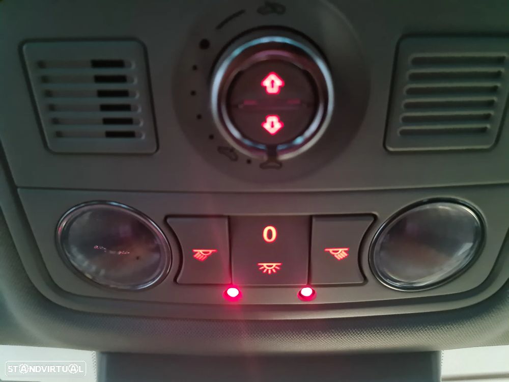 VW Sharan 2.0 TDI Blue Highline DSG - 24