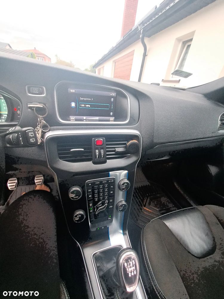 Volvo V40 D2 R-Design - 27