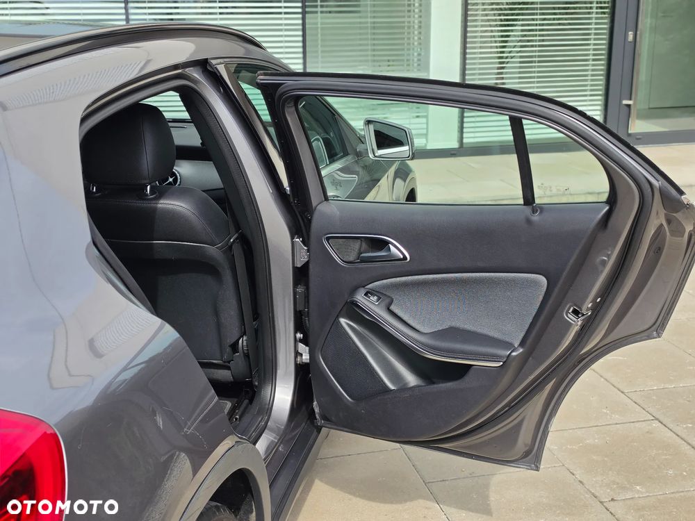 Mercedes-Benz GLA 200 d Activity Edition - 35