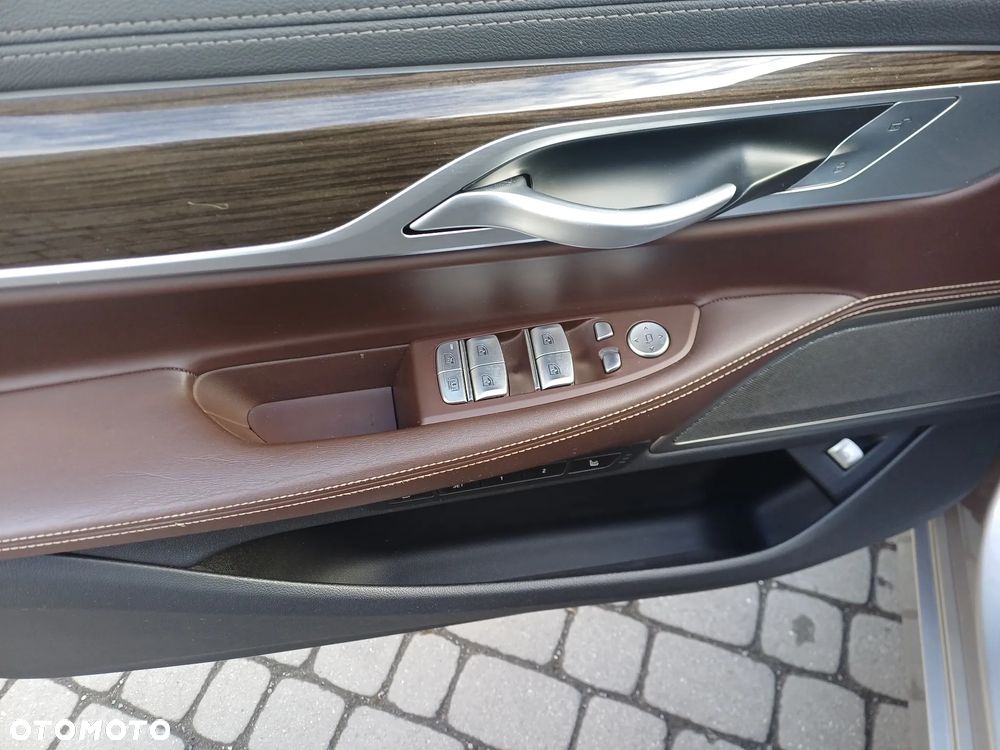 BMW Seria 7 750i xDrive - 4
