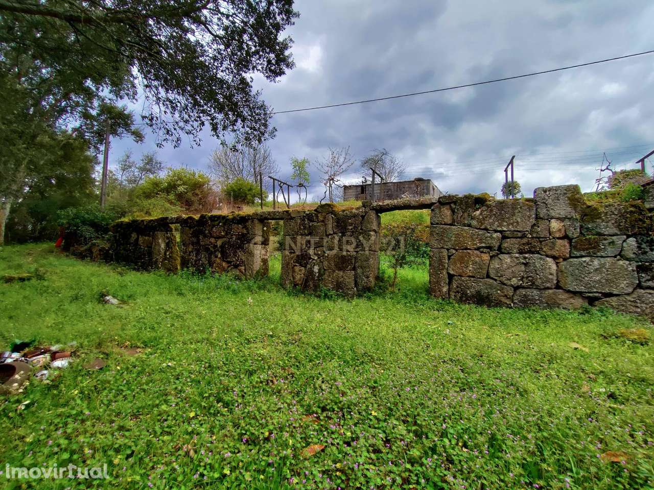 Belíssima ruína em terreno verdejante com vista deslumbrante para o Ri - Grande imagem: 4/60