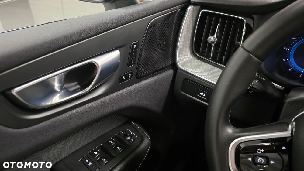 Volvo XC 60 B4 B Plus Dark - 23