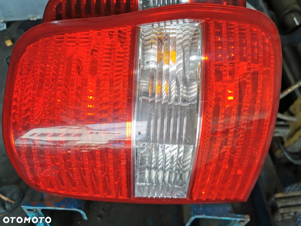 KIA CARNIVAL I LAMPA LEWA PRAWA PRZEDNIA LEWY PRAWY PRZÓD EUROPA