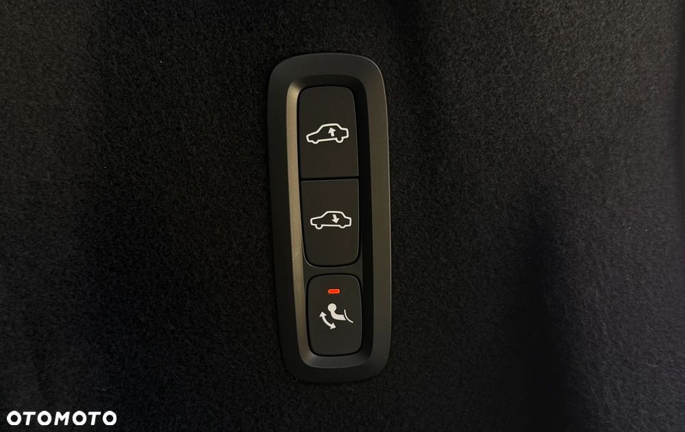 Volvo XC 60 B4 D AWD Plus Dark - 28