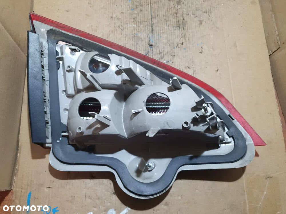 FORD MONDEO MK4 KOMBI 07-10 LAMPA PRAWY TYŁ W KLAPĘ - 2