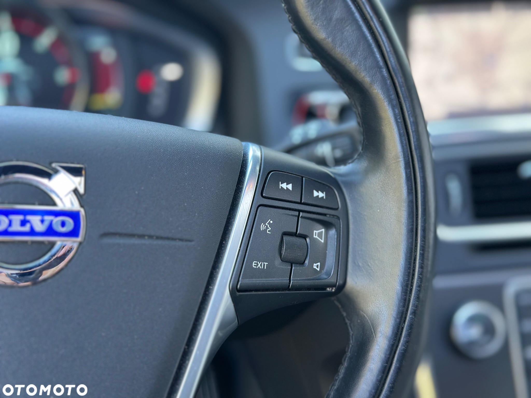 Volvo V60 D6 AWD Plug-in Hybrid Momentum - 26