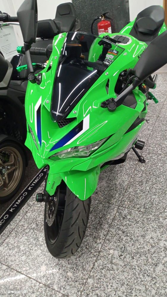 Kawasaki ZX 4RR - 8