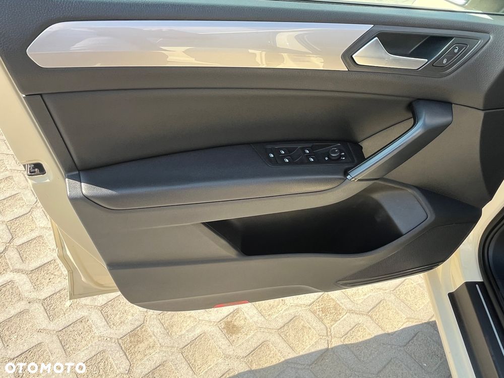 Volkswagen Touran 2.0 TDI SCR DSG Trendline - 11