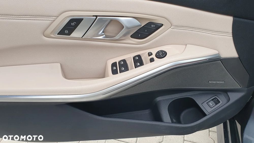 BMW Seria 3 330i xDrive Luxury Line sport - 26