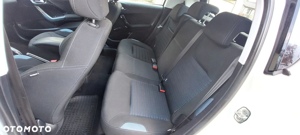 Peugeot 208 - 35