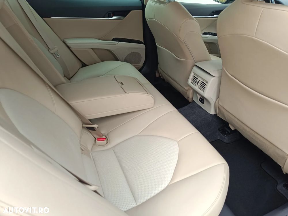 Toyota Camry Executive - 12