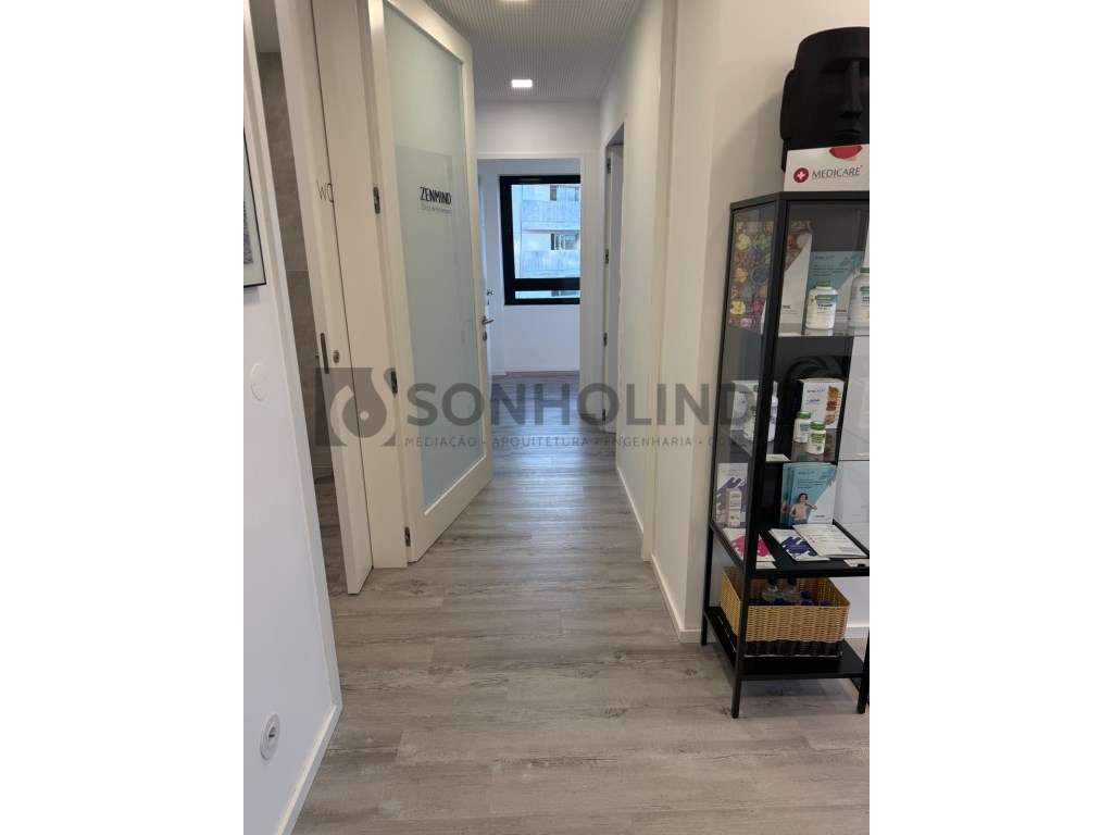 Sala/gabinete clínico disponível para arrendamento mensal. - Grande imagem: 2/11