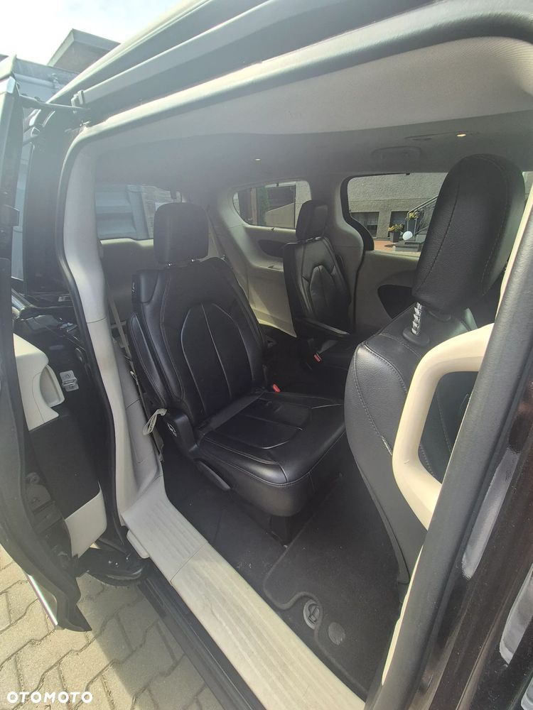 Chrysler Pacifica - 4