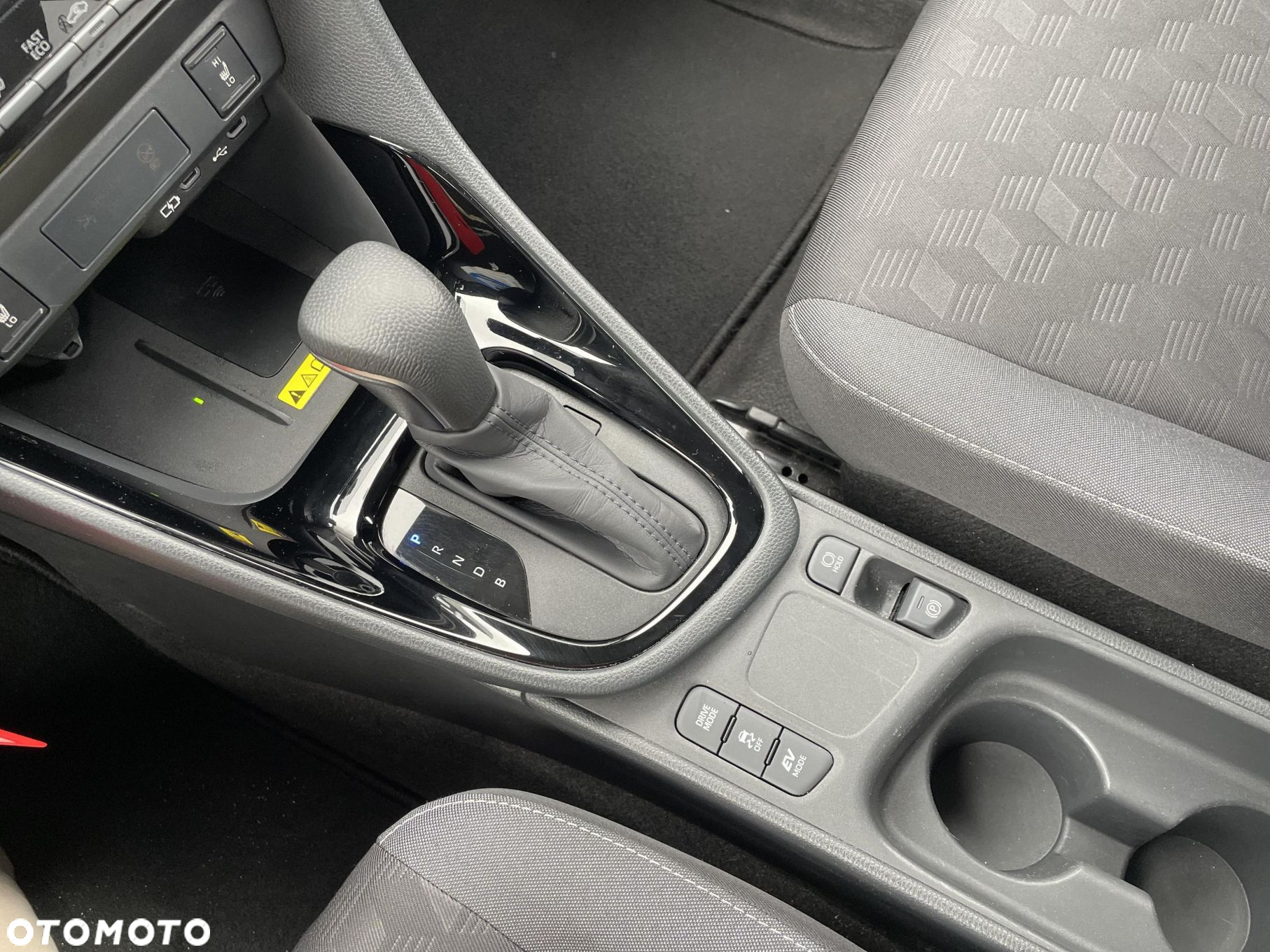 Toyota Yaris Hybrid 1.5 Style - 25