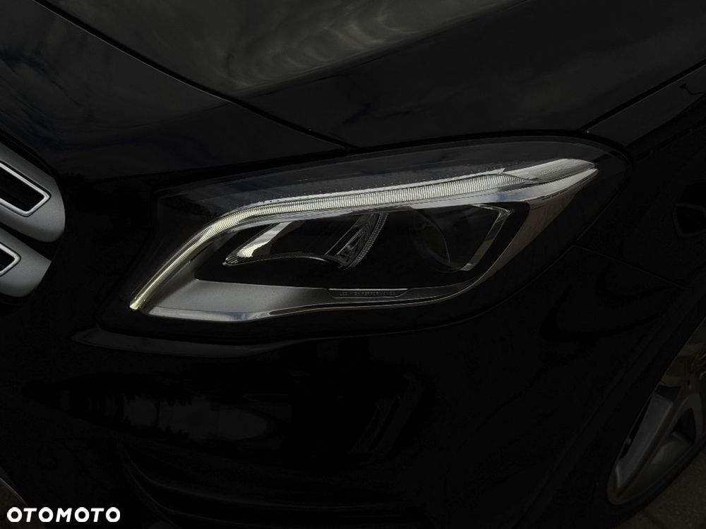 Mercedes-Benz GLA - 33