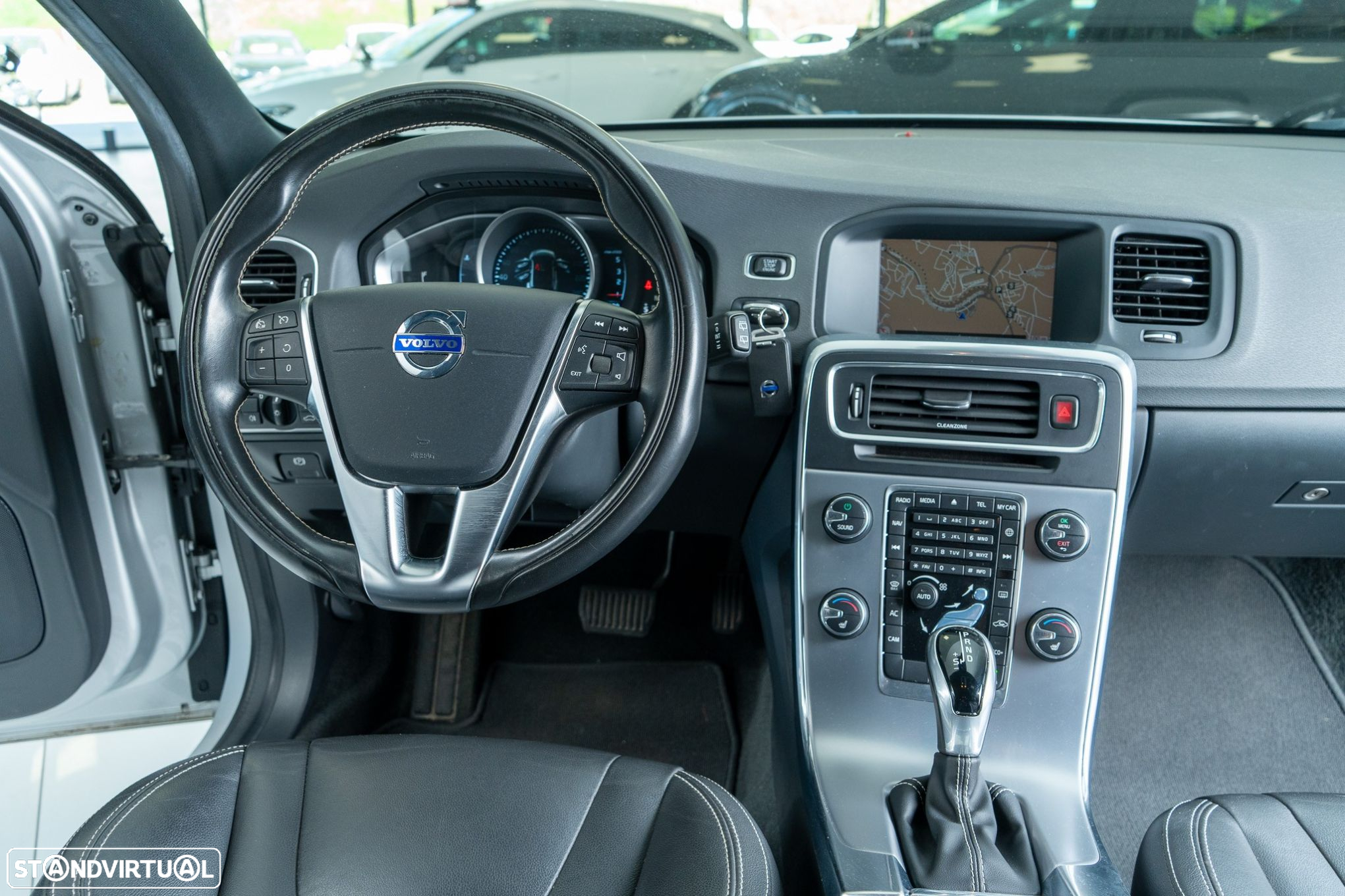 Volvo V60 2.0 D3 Momentum Geartronic - 32