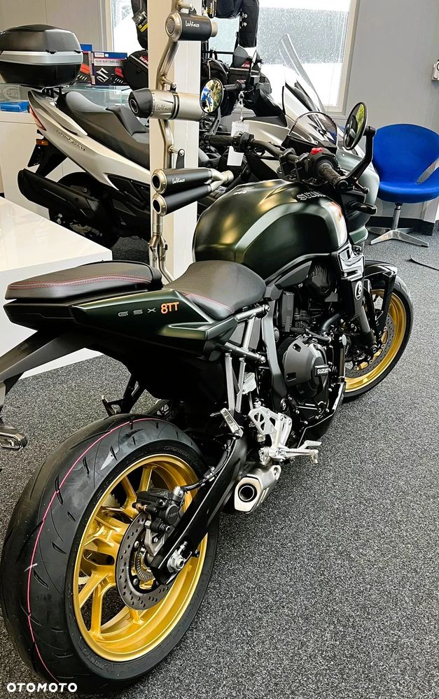 Suzuki GSX - 21