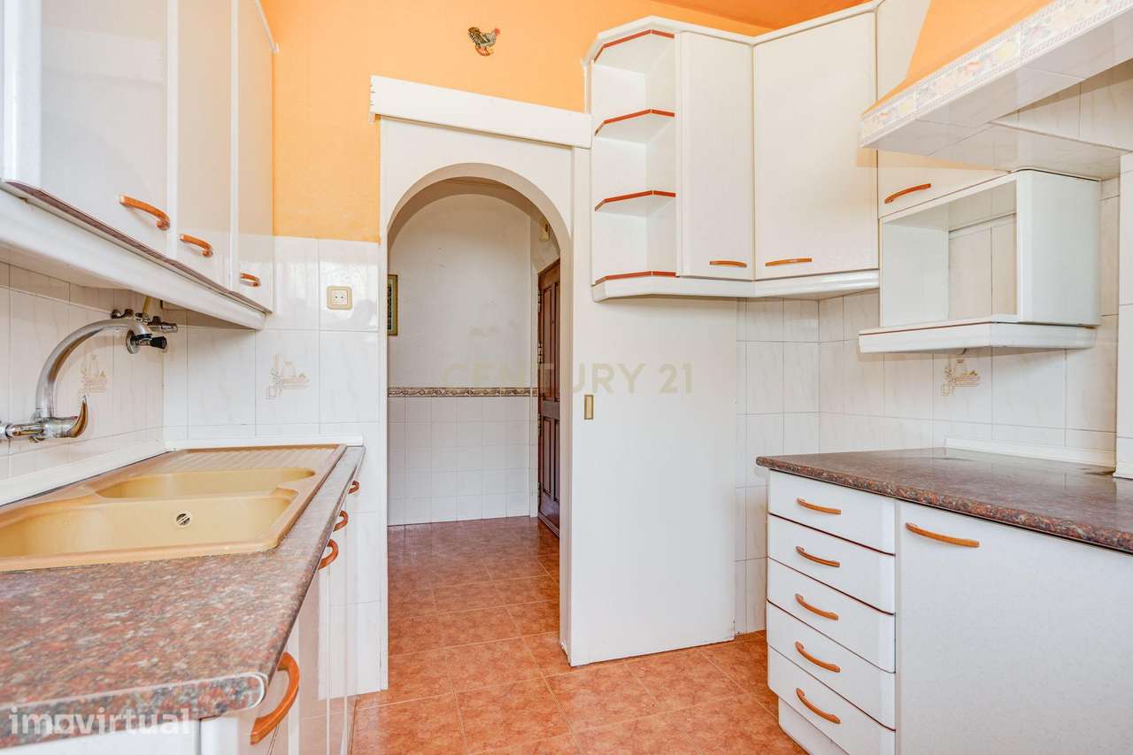 T2 Luminoso na Vila da Apelação – Espaço, Conforto e Potencial - Grande imagem: 2/27