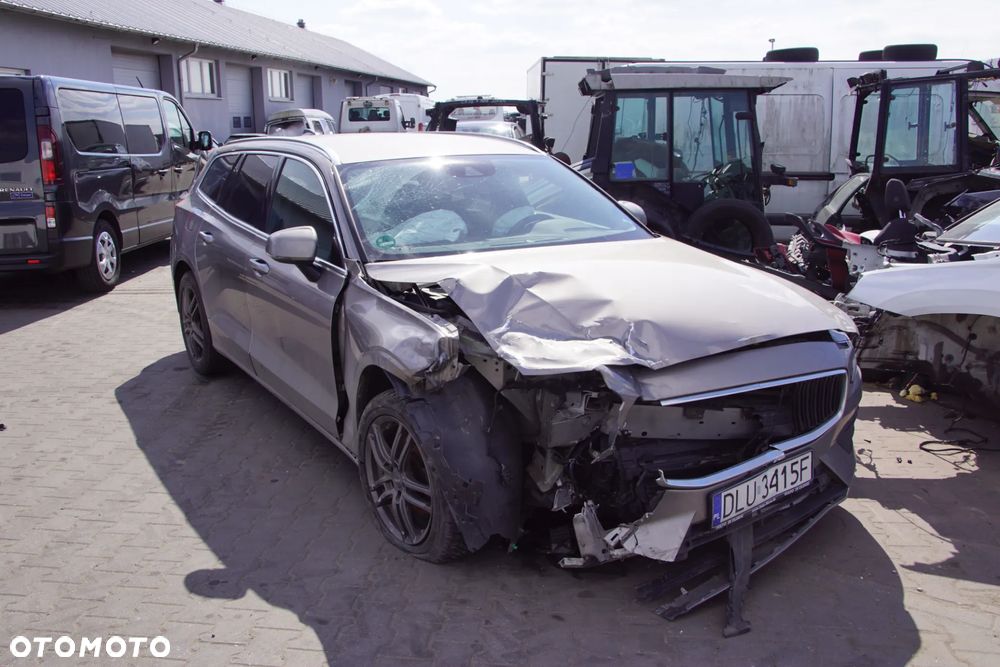 Auto na części - Volvo V60 II 2.0 D4 190 KM D4204T14 TG-81SC 727 2019R Silnik Skrzynia Drzwi Błotnik Klapa Zderzak Lampa Lusterko Klamka Szyba Deska Kokpit Sterownik Moduł Czujnik Licznik Wyświetlacz Panel Kierownica - 1
