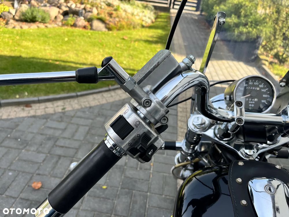 Suzuki Intruder - 17