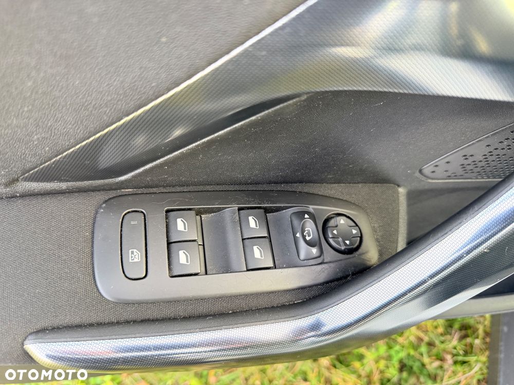 Peugeot 2008 1.2 Pure Tech Allure S&S - 19