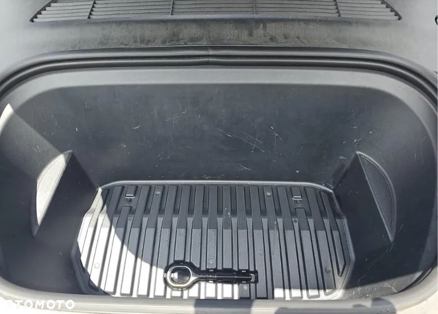 Tesla Model Y Long Range Dual Motor AWD - 11